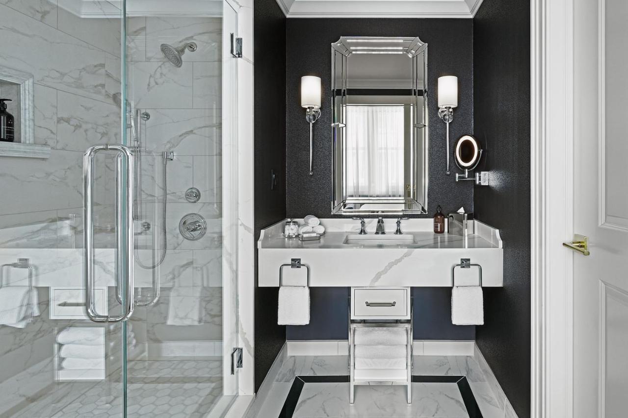 Deluxe King Room with City View and Adapted Tub - Mobility Accessible